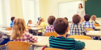 Alocația pentru copii s-ar putea diviza: Sumă fixă plus „bursă de prezență” pentru elevi