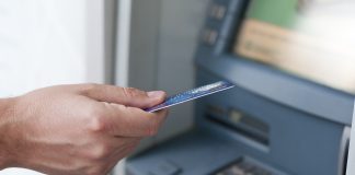 Schimbare majoră la bancomate: Toate băncile, obligate să permită retrageri de sume personalizate Grecia comisioane