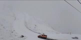 Transfăgărășanul, acoperit de zăpadă / Ce trebuie să știe șoferii înainte de a pleca la drum (VIDEO)