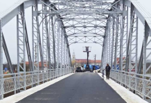 Investiția care blochează traficul. Un pod reabilitat nu poate fi traversat pentru că e prea îngust: „Am întors și am trecut prin apă”