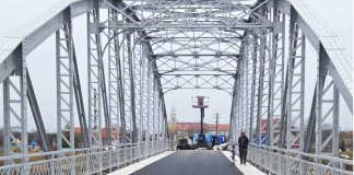 Investiția care blochează traficul. Un pod reabilitat nu poate fi traversat pentru că e prea îngust: „Am întors și am trecut prin apă”