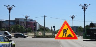 Circulaţia în zona fântânilor din Piaţa Unirii, pe sensul către Biblioteca Naţională, se închide de miercuri