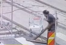 O femeie a vrut să fure șinele de tramvai, în București. Un trecător a chemat Poliția (VIDEO)