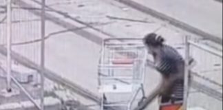 O femeie a vrut să fure șinele de tramvai, în București. Un trecător a chemat Poliția (VIDEO)