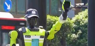 Primii poliţişti roboţi au intrat oficial în serviciu (VIDEO)