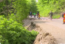 Drum de milioane de lei, surpat la 5 ani de la inaugurare. Sute de localnici, aproape izolați