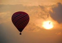 O localitate din România a cumpărat un balon cu aer cald de aproape 100.000 de euro care nu zboară