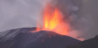 Imagini uluitoare din Italia: Râuri de lavă și explozii uriașe după noua erupție a Etnei (VIDEO)