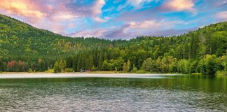 Sistem de vizitare nou la Lacul Sfânta Ana. Ce reguli impune Administrația rezervației naturale din județul Harghita