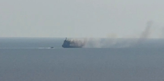 Nava lovită de drone în Marea Neagră arde de peste 30 de ore. Mesajul autorităților pentru turiștilor