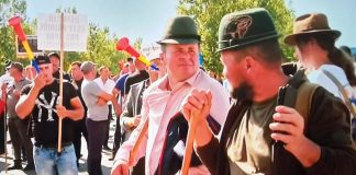 Incidente între ciobani și jandarmi la protestul organizat în Piața Presei: orţele de ordine au folosit gaze lacrimogene