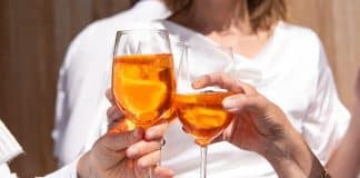 România, pe primul loc în lume la consumul de alcool. Primul pahar, consumat adesea înainte de 14 ani