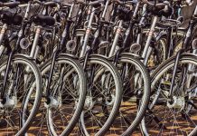Bacău: Angajații primăriei lasă mașinile pentru bicicletele electrice cumpărate din bugetul local