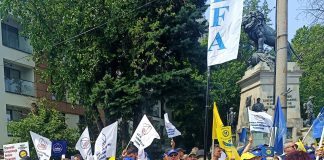 Sindicatele ies în stradă marți. Angajații protestează în fața Ministerului Muncii pentru salarii mai mari