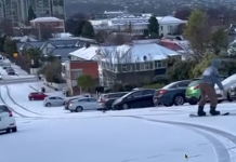Imagini ireale din Noua Zeelandă: A nins pe plajă, iar localnicii fac schi printre case! Planeta se confruntă cu anomalii meteo extreme