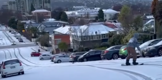 Imagini ireale din Noua Zeelandă: A nins pe plajă, iar localnicii fac schi printre case! Planeta se confruntă cu anomalii meteo extreme