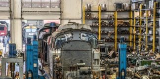 Cum transformă bulgarii în „bijuterii” pe șine locomotivele vândute de ANAF la preț de fier vechi