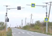 Absurd administrativ în Brăila: Trecere de pietoni ultra-modernă, cu iluminat LED, care leagă un șanț de o miriște